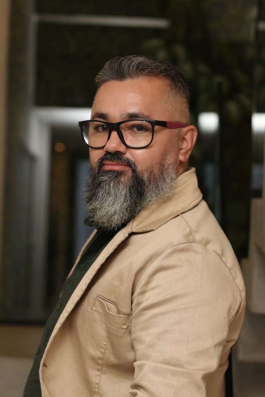 Foto de perfil do teologo humanista Thiago diniz, destacando sua expertise em abordagem humanista, com uma expressão profissional e acolhedora.